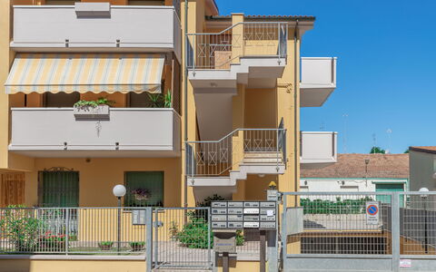 Fano Lighthouse: Gebäude, Pflanze, Fenster, Himmel, Urban Design, Haus, Grundstueck, Eigentumswohnung, Holz, Nachbarschaft