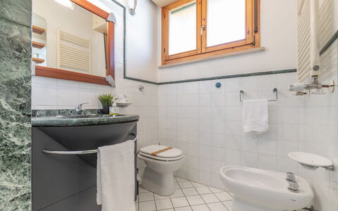 Fano Lighthouse: Spiegel, Armatur, Eigentum, Sinken, Fenster, Weiss, Badezimmer, Lila, Interior Design, Zapfhahn