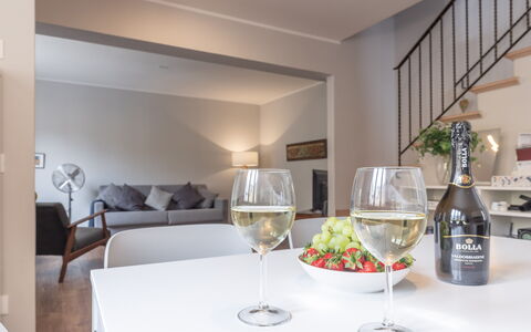 Casa Del Porto: Möbel, Tabelle, Eigentum, Geschirr, Drinkware, Kelche, Interior Design, Weinglas, Barware, Dishware