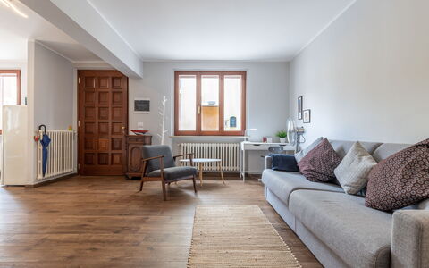 Casa Del Porto: Möbel, Fenster, Holz, Zimmerpflanze, Fussboden, Komfort, Flooring, Gebäude, Couch