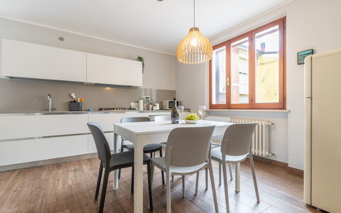 Casa Del Porto: Möbel, Tabelle, Countertop, Cabinetry, Stuhl, Holz, Küche, Interior Design, Flooring, Fenster