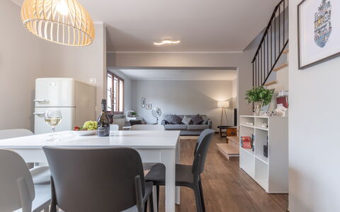 Casa Del Porto: Möbel, Eigentum, Tabelle, Cabinetry, Stuhl, Interior Design, Holz, Beleuchtung, Flooring