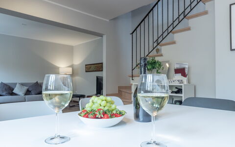 Casa Del Porto: Tabelle, Geschirr, Möbel, Essen, Eigentum, Kelche, Drinkware, Dishware, Weinglas, Textil