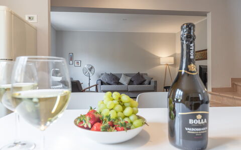 Casa Del Porto: Essen, Geschirr, Flasche, Dishware, Countertop, Zutat, Alkoholisches Getränk, Barware, Wein
