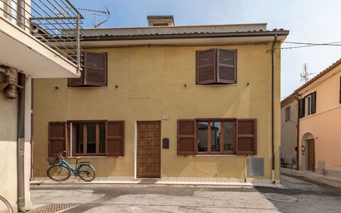 Casa Del Porto: Himmel, Fahrrad, Rad, Eigentum, Fenster, Gebäude, Tür, Holz, Fahrrad-Rad
