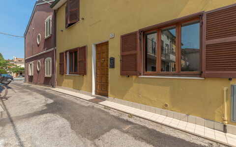 Casa Del Porto: Fenster, Holz, Strassenbelag, Gebäude, Asphalt, Backstein, Urban Design, Himmel, Fassade, Bürgersteig