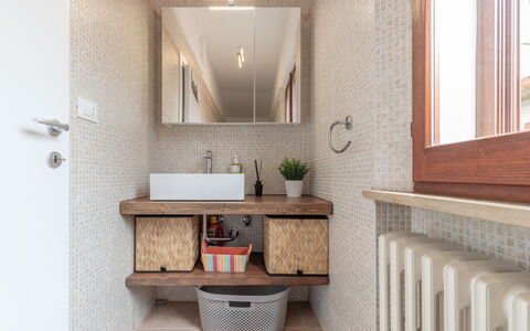 Casa Del Porto: Spiegel, Armatur, Fenster, Zapfhahn, Bad Sink, Sinken, Badezimmer, Holz, Gebäude, Interior Design