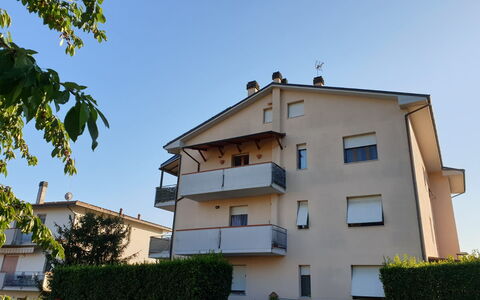 L'attico Di Castelfidardo: Himmel, Pflanze, Gebäude, Fenster, Haus, Urban Design, Wohngebiet, Fassade, Baum, Eigentumswohnung