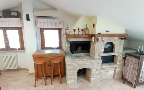 L'attico Di Castelfidardo: Eigentum, Fenster, Holz, Gebäude, Interior Design, Fussboden, Feuerstelle, Grundeigentum, Flooring, Hartholz