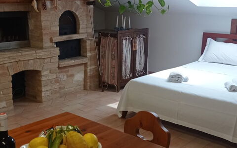 L'attico Di Castelfidardo: Tabelle, Möbel, Essen, Eigentum, Holz, Komfort, Geschirr, Interior Design, Flasche, Fussboden
