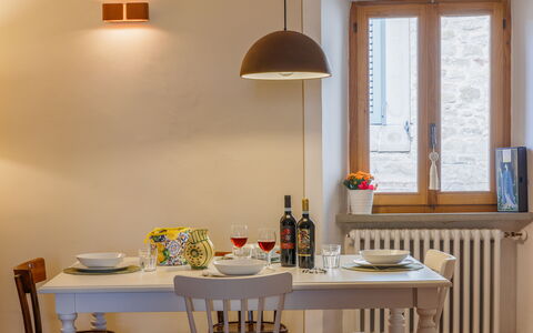 Appartamento Mancini: Eigentum, Möbel, Tabelle, Fenster, Beleuchtung, Interior Design, Holz, Regale, Wohnzimmer, Wand