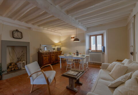 Appartamento Mancini: Möbel, Bilderrahmen, Tabelle, Gebäude, Holz, Fenster, Couch, Zimmerpflanze, Interior Design, Flooring