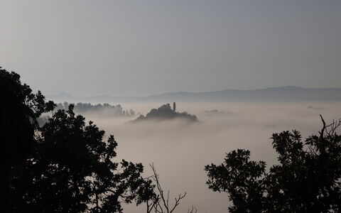 Villa La Cicogna Tuscany: Atmosphäre, Himmel, Wolke, Baum, Natürliche Landschaft, Ast, Berg, Gewässer, Atmosphärisches Phänomen