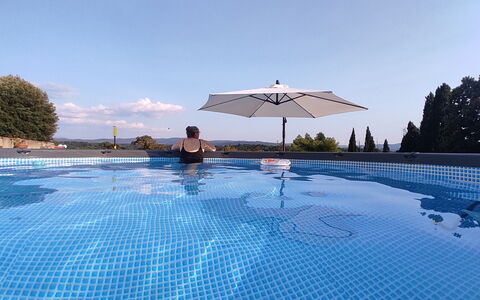 Villa La Cicogna Tuscany: Wasser, Himmel, Gebäude, Schwimmbad, Regenschirm, Azurblau, Baum, Schatten, Gartenmöbel, Freizeit