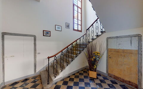 Villa La Cicogna Tuscany: Gebäude, Fenster, Treppe, Farbe, Holz, Interior Design, Haus, Halle, Flooring