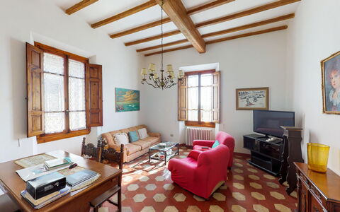 Villa La Cicogna Tuscany: Möbel, Bilderrahmen, Eigentum, Fenster, Tabelle, Couch, Gebäude, Holz, Interior Design, Beleuchtung