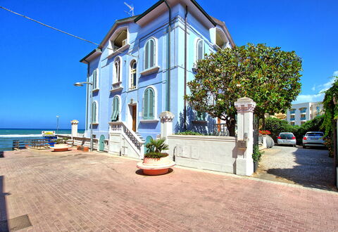 Casa Riva: Himmel, Pflanze, Eigentum, Gebäude, Wasser, Fenster, Baum, Wohngebiet, Grundeigentum, Fassade