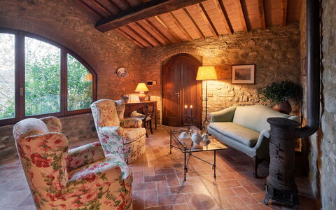 Borgo Al Castello: Möbel, Gebäude, Couch, Tabelle, Interior Design, Wohnzimmer, Holz, Flooring, Fussboden, Bilderrahmen
