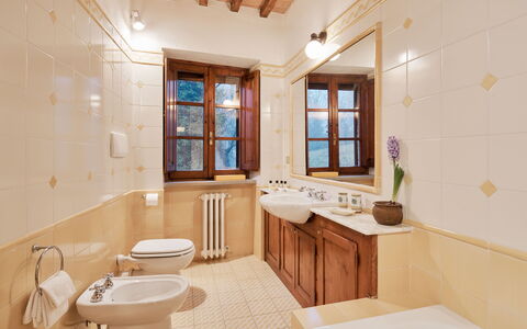 Borgo Al Castello: Badewanne, Eigentum, Armatur, Sinken, Zapfhahn, Badezimmer, Fenster, Interior Design, Die Architektur, Holz