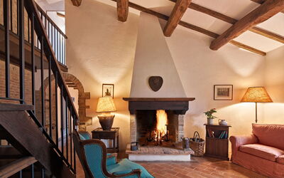 Casa Loggia: Holz, Interior Design, Beleuchtung, Wohnzimmer, Bilderrahmen, Fussboden, Gebäude, Couch, Lampe, Strahl