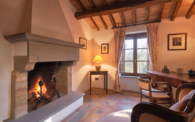 Casa Monte: Eigentum, Fenster, Holz, Gebäude, Tabelle, Interior Design, Wohnzimmer, Stuhl, Fussboden, Flooring