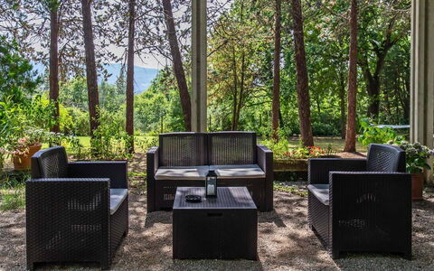 Villa Pania: Pflanze, Möbel, Tabelle, Holz, Gartenmöbel, Schatten, Baum, Wohnzimmer, Himmel, Couch