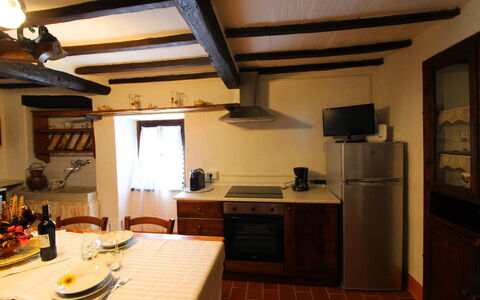 La Casa nel Borgo: Cabinetry, Eigentum, Countertop, Geschirr, Tabelle, Küche, Küchengerät, Holz, Interior Design, Herd