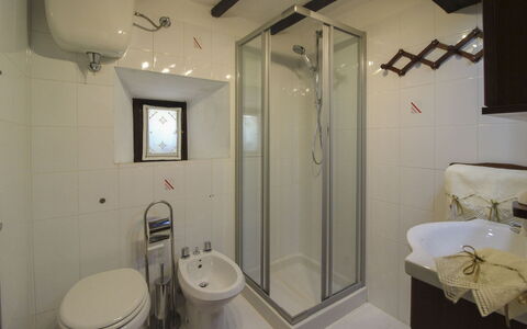 La Casa nel Borgo: Armatur, Flooring, Fussboden, Interior Design, Holz, Sinken, Bad Sink, Badezimmer, Zimmer, Zapfhahn
