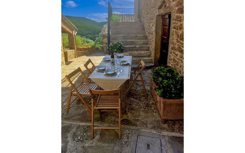 La Casa nel Borgo: Hügel, Schwimmbad, Gebirge, Gartenmöbel, Eco Hotel, Flagstone, Resort, Grat, Landscaping, Tropen