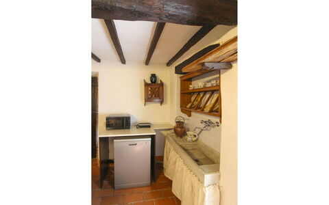 La Casa nel Borgo: Flooring, Holz, Interior Design, Fussboden, Möbel, Zimmer, Decke, Countertop, Küche, Zuhause