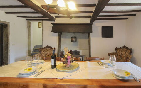 La Casa nel Borgo: Möbel, Holz, Interior Design, Tabelle, Küche & Esszimmer Tisch, Flooring, Decke, Zimmer, Esszimmer, Fussboden