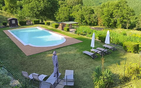 La Casa nel Borgo: Hügel, Schwimmbad, Gebirge, Gartenmöbel, Eco Hotel, Flagstone, Resort, Grat, Landscaping, Tropen