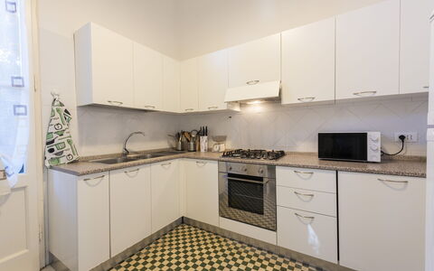 Villa Marconi: Cabinetry, Countertop, Herd, Küchengerät, Küche, Sinken, Haushaltsgerät, Gebäude, Holz, Interior Design