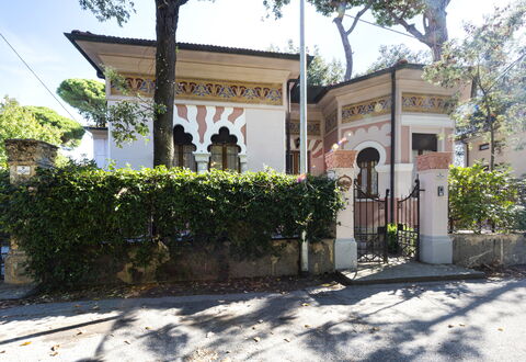 Villa Marconi: Pflanze, Eigentum, Himmel, Baum, Wand, Fassade, Freizeit, Gebäude, Stadt, Anbetungsstätte