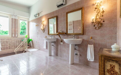 Villa Elpidio: Spiegel, Zapfhahn, Armatur, Sinken, Badewanne, Badezimmer, Fenster, Gebäude, Badezimmerschrank, Holz