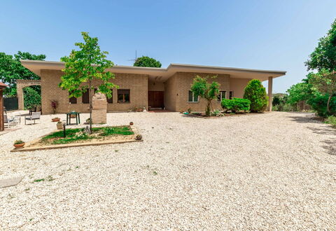 Villa Elpidio: Gebäude, Himmel, Pflanze, Baum, Haus, Grundstueck, Schatten, Vegetation, Fenster, Landschaft