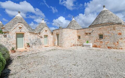 Trullo Ulivo: Wolke, Himmel, Pflanze, Gebäude, Fenster, Landschaft, Haus, Gras, Fassade, Steinwand