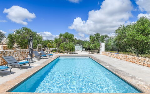 Trullo Ulivo: Wasser, Wolke, Himmel, Pflanze, Eigentum, Blau, Schwimmbad, Baum, Azurblau, Gewässer