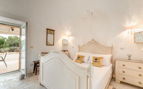 Trullo Ulivo: Möbel, Gebäude, Komfort, Holz, Textil, Beleuchtung, Interior Design, Fussboden, Bettrahmen, Pflanze