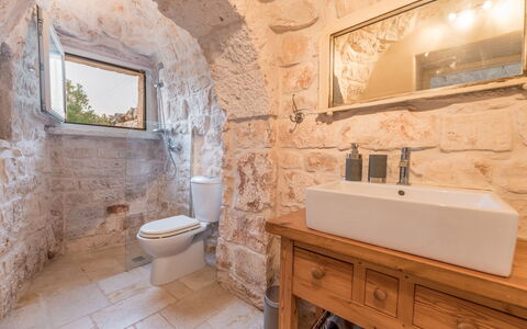 Trullo Ulivo: Braun, Spiegel, Eigentum, Zapfhahn, Armatur, Badezimmerschrank, Sinken, Badezimmer, Bad Sink, Gebäude