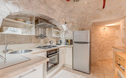 Trullo Ulivo: Cabinetry, Eigentum, Countertop, Möbel, Sinken, Gebäude, Holz, Küche, Zapfhahn, Beleuchtung