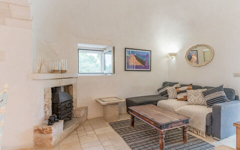 Trullo Ulivo: Bilderrahmen, Eigentum, Gebäude, Tabelle, Holz, Couch, Wohnzimmer, Interior Design, Flooring, Komfort