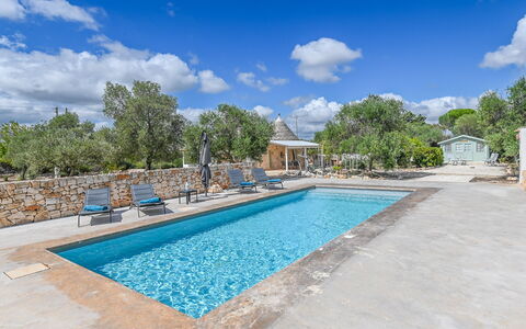 Trullo Ulivo: Wasser, Wolke, Himmel, Schwimmbad, Pflanze, Azurblau, Baum, Gewässer, Gebäude, Verbundwerkstoff