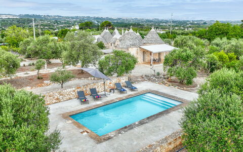 Trullo Ulivo: Wasser, Himmel, Pflanze, Eigentum, Wolke, Gebäude, Schwimmbad, Azurblau, Natur, Baum