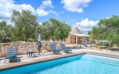 Trullo Ulivo: Wasser, Wolke, Pflanze, Himmel, Eigentum, Möbel, Schwimmbad, Blau, Azurblau, Baum