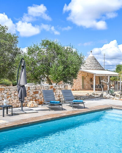 Trullo Ulivo: Wasser, Wolke, Pflanze, Himmel, Eigentum, Möbel, Schwimmbad, Blau, Azurblau, Baum