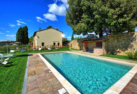 Montauto: Wasser, Pflanze, Himmel, Wolke, Eigentum, Schwimmbad, Gebäude, Natur, Azurblau, Baum