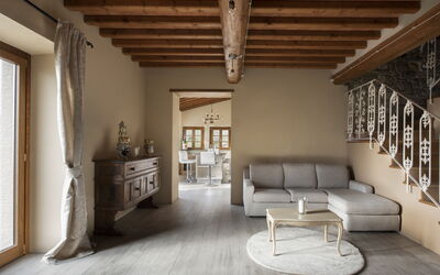 Fienile: Fenster, Holz, Bilderrahmen, Gebäude, Interior Design, Fussboden, Wohnzimmer, Flooring, Rollo, Stuhl