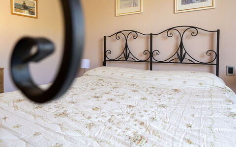 Villino Setteponti: Bett, Bedding, Schlafzimmer, Bettdecke, Linens, Interior Design, Möbel, Bettrahmen, Zimmer, Fussboden