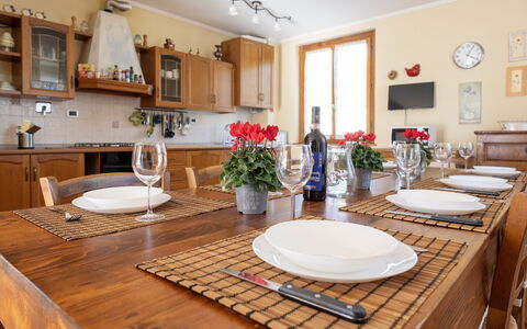 Villino Setteponti: Möbel, Tabelle, Interior Design, Geschirr, Holz, Flooring, Esszimmer, Küche & Esszimmer Tisch, Stuhl, Zimmer